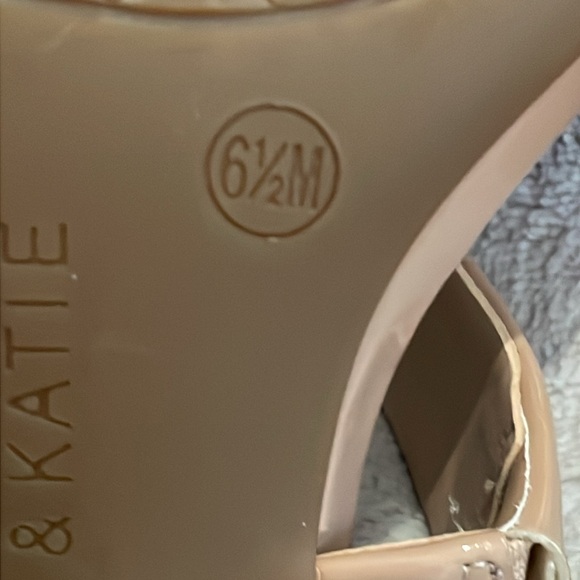 Kelly & Katie Melicity Sandal - Picture 8 of 10